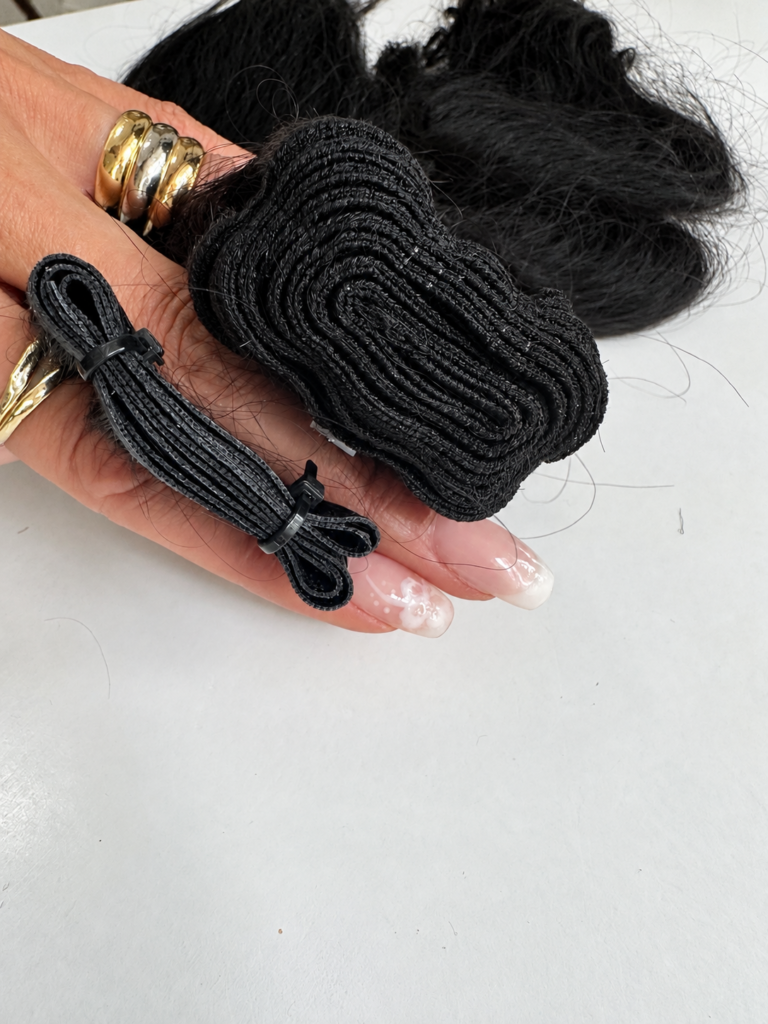 Schwarze Echthaar-Extensions mit feiner Tresse in Zürich